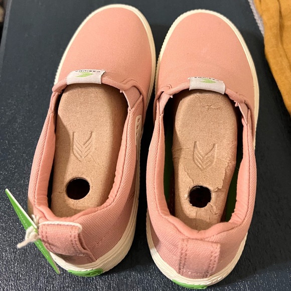 CARIUMA SLIP ON ROSE CANVAS IVORY LOGO SNEAKER 6 (new with tags!) - Picture 2 of 4